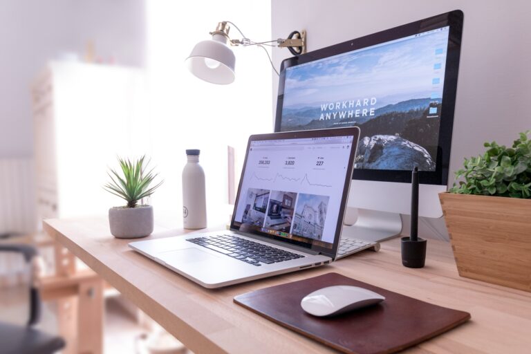 How to clean a monitor without streaks