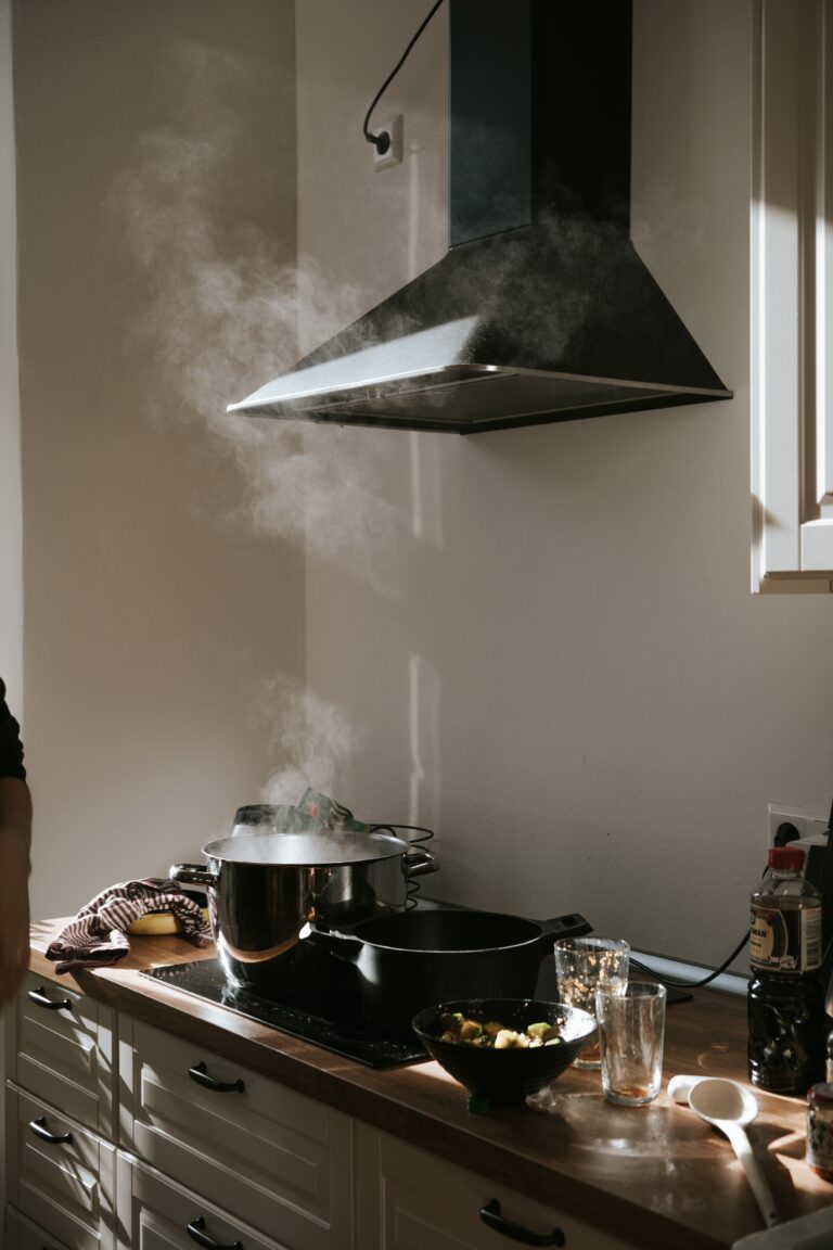 How to clean the range hood