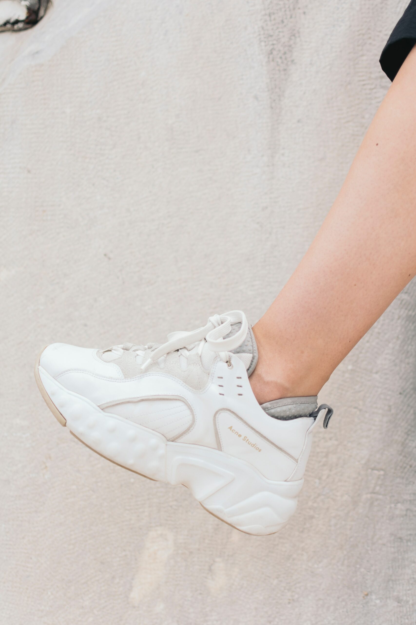 How to remove yellow stains from white shoes