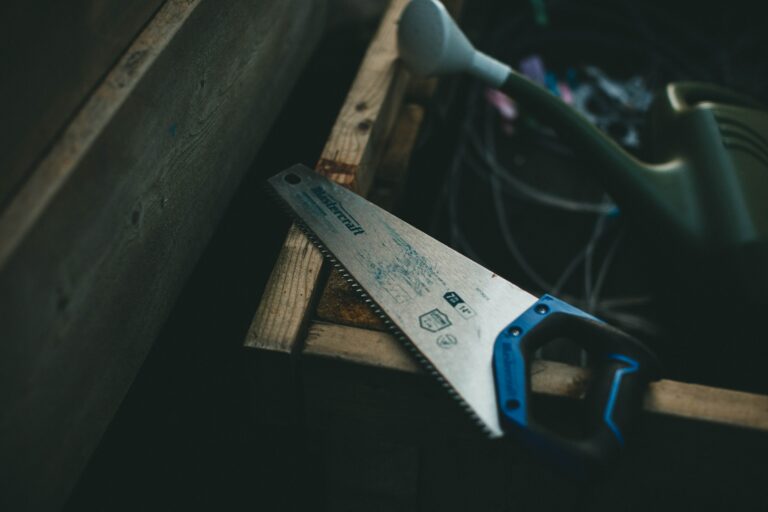 how to use a handsaw